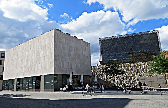 Jüdisches Museum München Architektur Die moderne Außenfassade des Jüdischen Museums München am Sankt-Jakobs-Platz bei Tageslicht.