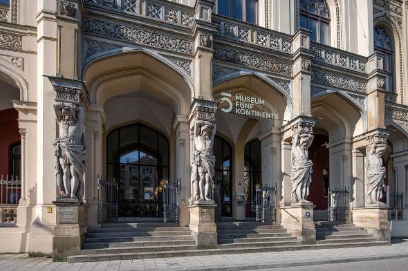 Eingangsportal mit Atlas-Figuren im Frühling