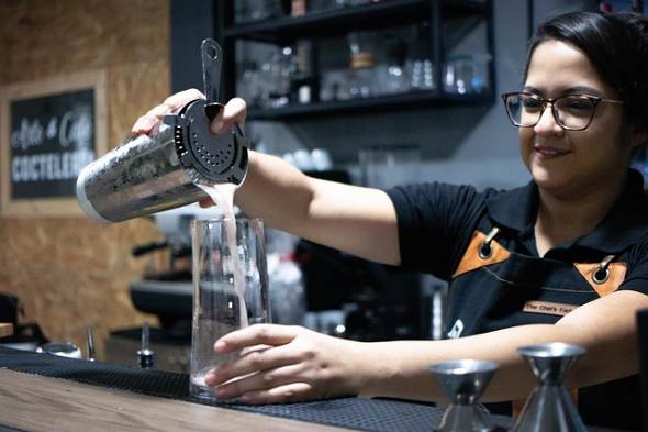 Cocktailkurs München Action. Teilnehmer zeigt das Shaken eines Cocktails während dem Cocktailkurs München