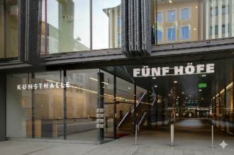Eingangsbereich Hypo Kunsthalle München in den Fünf Höfen