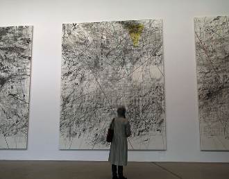Besucher betrachten ein großes Gemälde in der Kunstgalerie München.