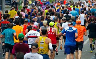 Zuschauer am Marienplatz feuern Teilnehmer des München Marathons an.