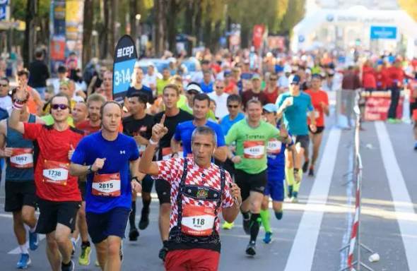Läufergruppe beim Marathon München auf dem Weg zum Englischen Garten