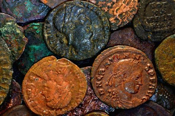Antike griechische Goldmünzen in einer Vitrine der Staatlichen Münzsammlung München