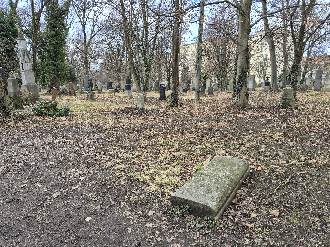 Verwitterter Grabstein auf dem Südfriedhof.