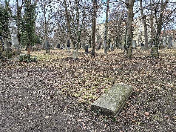 Grabmal auf dem Südfriedhof München Verwitterter Grabstein auf dem Südfriedhof.