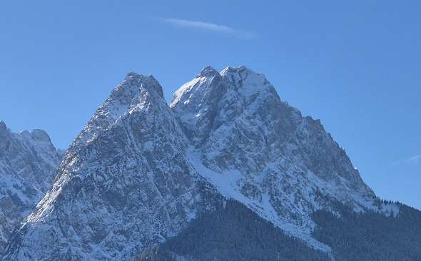 Zugspitze – höchster Berg Deutschlands mit Alpenblick Zugspitze mit Alpenpanorama und Seilbahn bei klarem Himmel